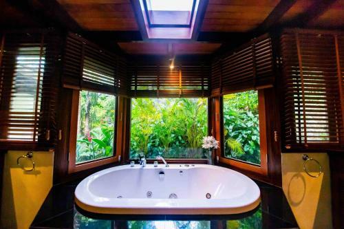 Luxury 5 Bedrooms Villa With Seaview Infinity Pool Overlooking Surin Beach