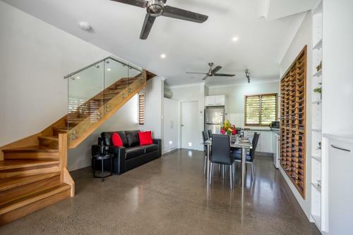 Cedar Family Getaway Villa Elegant, Modern, Sunny