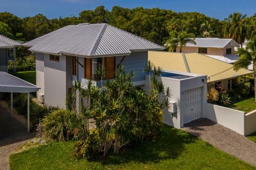 Cedar Family Getaway Villa Elegant, Modern, Sunny