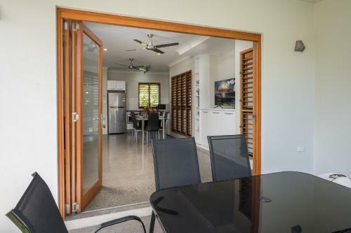 Cedar Family Getaway Villa Elegant, Modern, Sunny