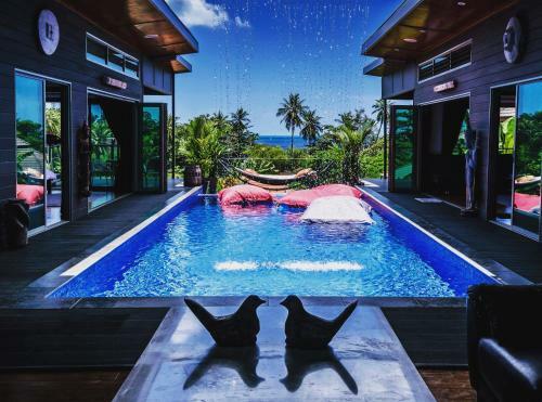 Stunning Villa With Ocean Views And Free Car