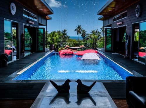 Stunning Villa With Ocean Views And Free Car