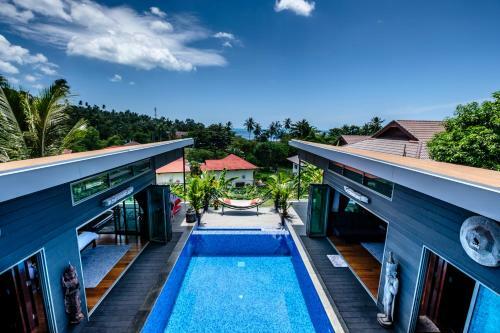 Stunning Villa With Ocean Views And Free Car