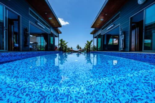 Stunning Villa With Ocean Views And Free Car