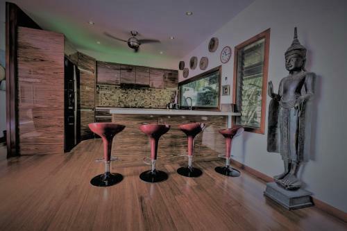 Stunning Villa With Ocean Views And Free Car