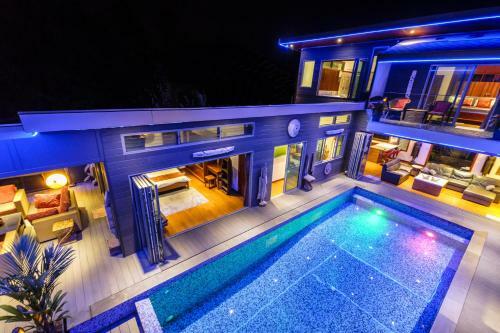 Stunning Villa With Ocean Views And Free Car