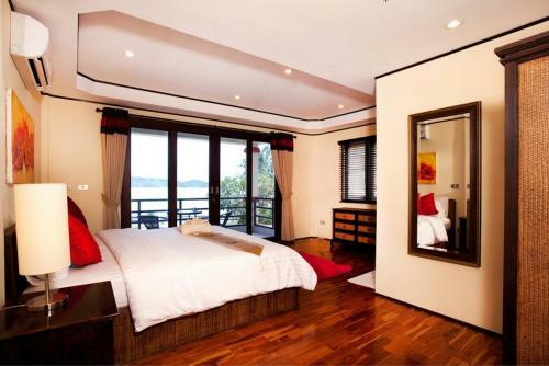 3 Bedroom Seafront Villa Island View