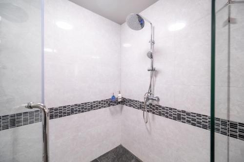 Luxury 3 Bhk Villa 200m From The Beach