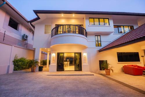 Luxury Pool Villa 4 Br 900m Beach 1.5 Km Downtown