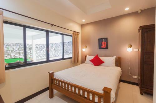 Luxury Pool Villa 4 Br 900m Beach 1.5 Km Downtown