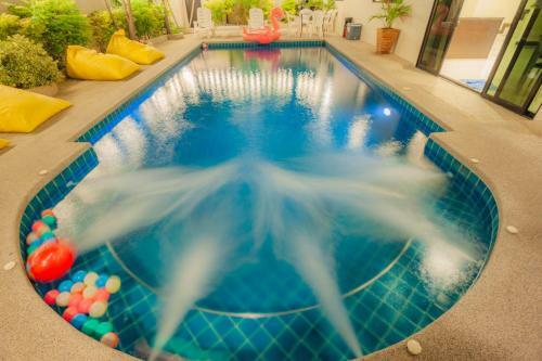 Luxury Pool Villa 4 Br 900m Beach 1.5 Km Downtown