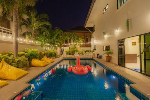Luxury Pool Villa 4 Br 900m Beach 1.5 Km Downtown