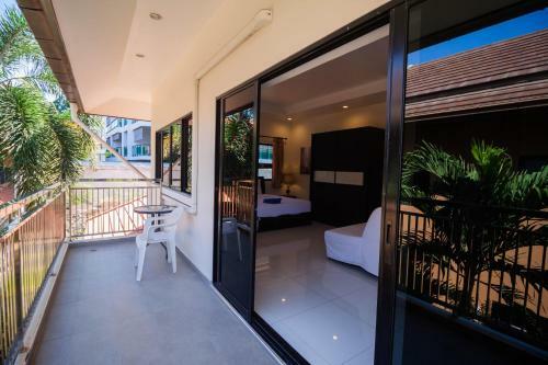 Luxury Pool Villa 4 Br 900m Beach 1.5 Km Downtown