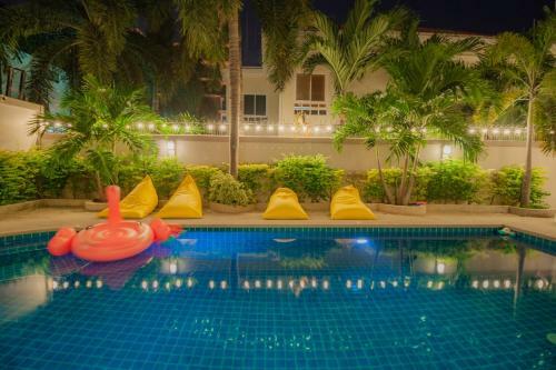 Luxury Pool Villa 4 Br 900m Beach 1.5 Km Downtown