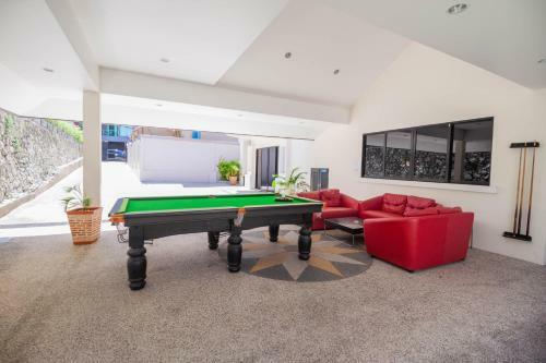 Luxury Pool Villa 4 Br 900m Beach 1.5 Km Downtown