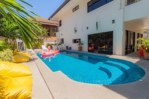 Luxury Pool Villa 4 Br 900m Beach 1.5 Km Downtown