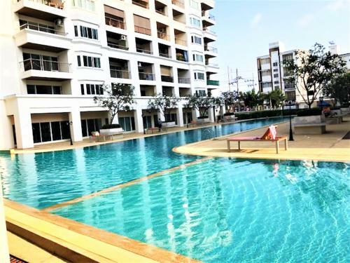 Platinum Suites, Thepprasit Road - Large Top Floor Studio