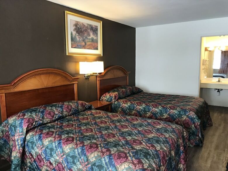 Hotel Country Club Inn & Suites