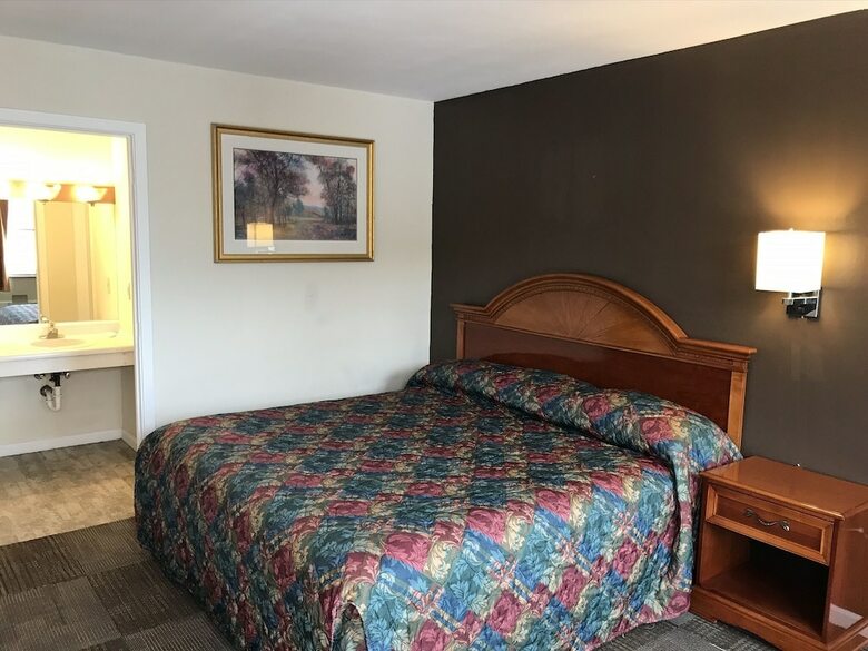 Hotel Country Club Inn & Suites
