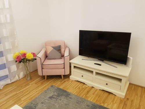 White Vintage Park View Apartment