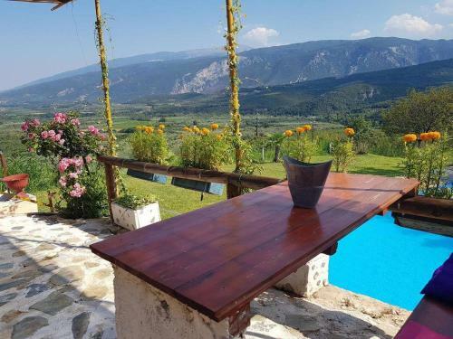 Charming 4-bed House In Pyrgetos