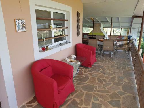 Charming 4-bed House In Pyrgetos