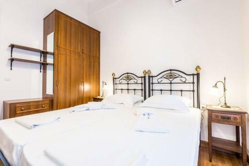 Neoclassical Apartment With 3 Bedrooms In Piraeus