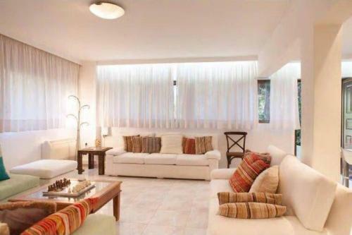 Exotic Apartment 1 Min From Marikes Beach