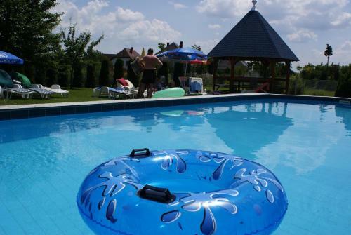 Hostal K�k Vend�gh�z Family Resort