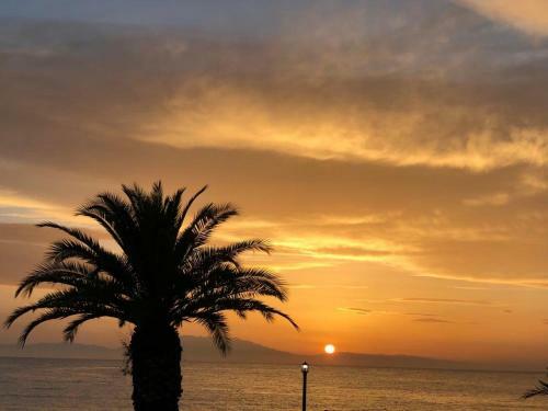 Seafront Family Apartment Ellie