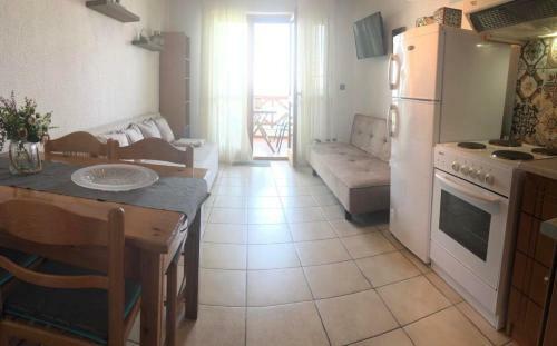 Seafront Family Apartment Ellie