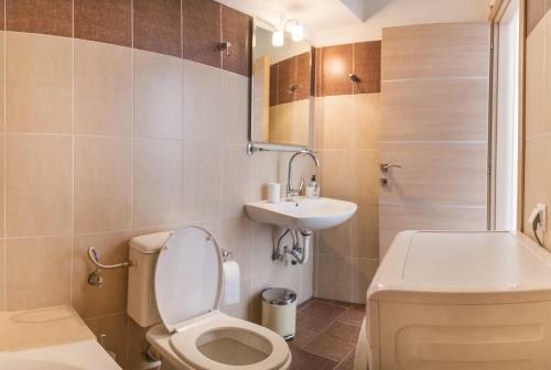 Modern Apartment - 5min Walk To Beach - AC - Wifi