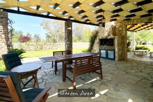 Aspri Petra Villa