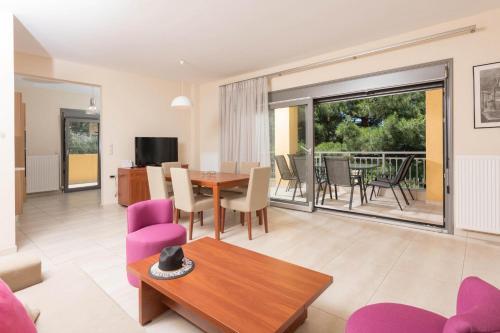 Louloudis Pool Villa