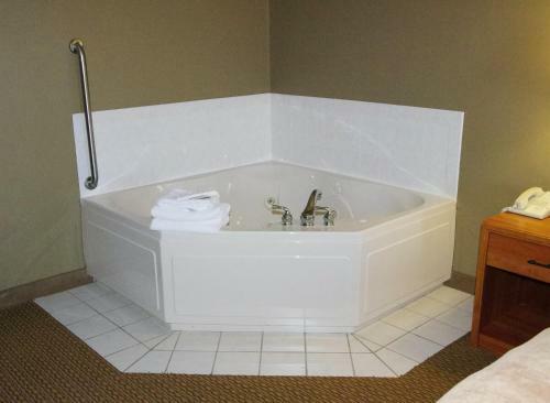 Hotel Americinn Of Grimes