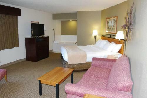 Hotel Americinn Of Grimes