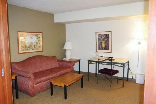 Hotel Americinn Of Grimes