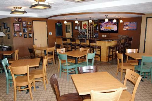 Hotel Americinn Of Grimes