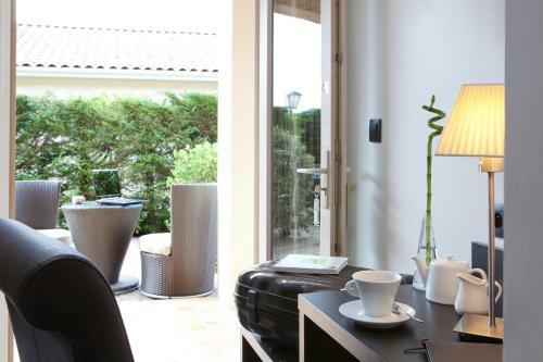 Hotel H�tel Les Pierres Dor�es