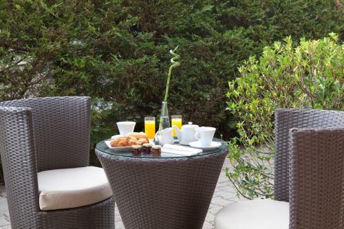 Hotel H�tel Les Pierres Dor�es