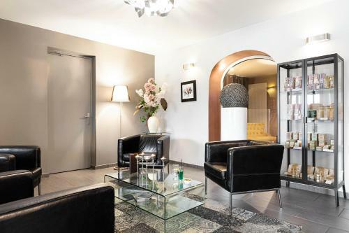 Hotel H�tel Les Pierres Dor�es