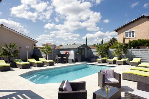 Hotel H�tel Les Pierres Dor�es
