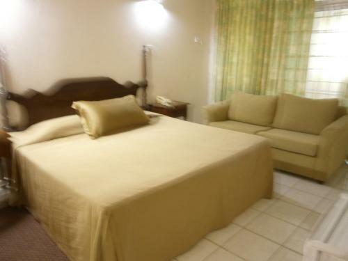 Hotel Whispering Bamboo Cove Resort