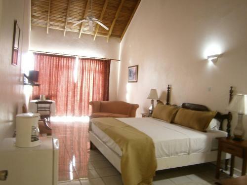 Hotel Whispering Bamboo Cove Resort