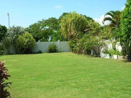 Hotel Whispering Bamboo Cove Resort