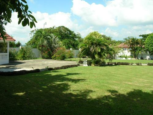 Hotel Whispering Bamboo Cove Resort