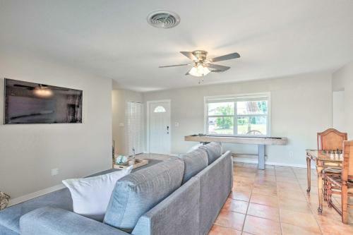 Canalfront Family Home With Boat Dock And Games!