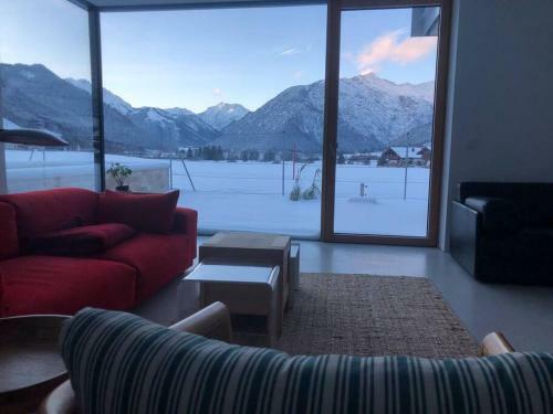 Urban Mountain Chalet With Lake View