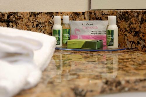 Hotel Boulders Inn & Suites