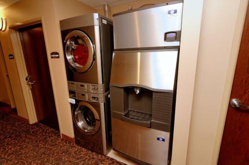 Hotel Boulders Inn & Suites